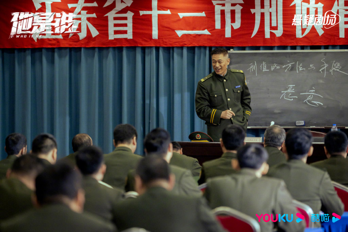 行家在黑板上书写“坏心”二字