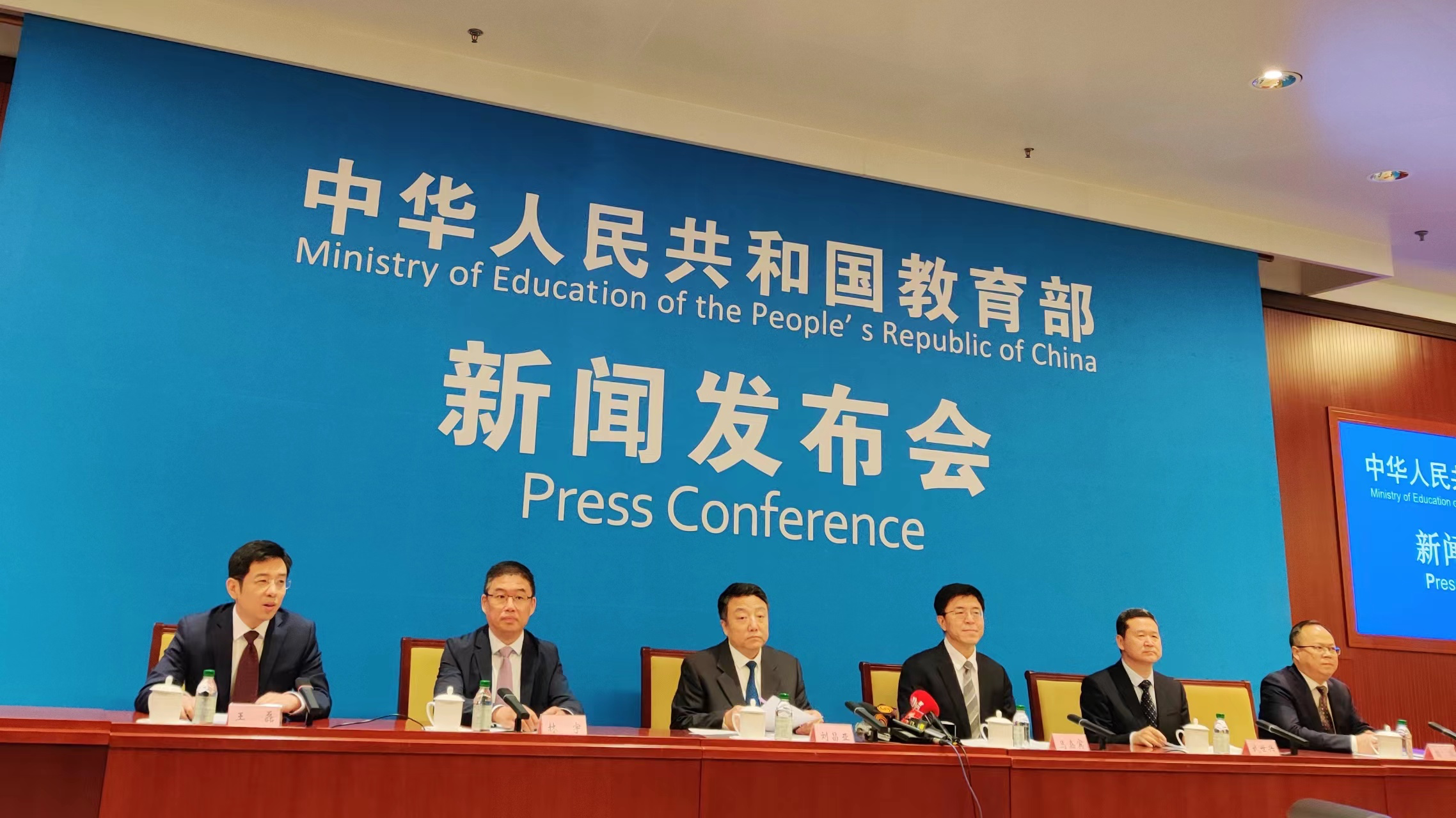 3月23日教育部新闻发布会发布会现场，左一为王磊。澎湃新闻记者 程婷 图