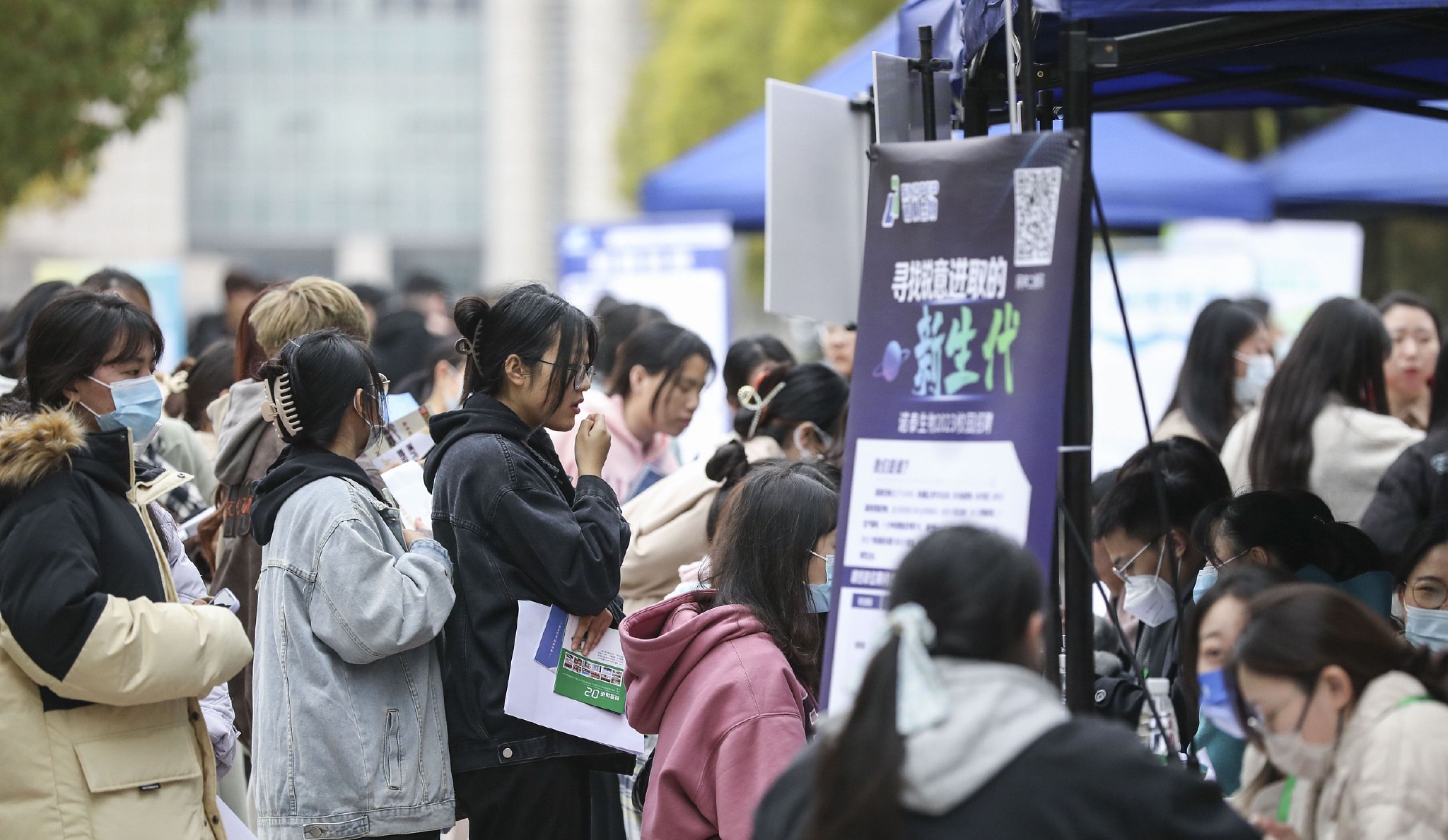 2023年3月21日,江苏淮安,大学生在招聘会上寻找岗位.