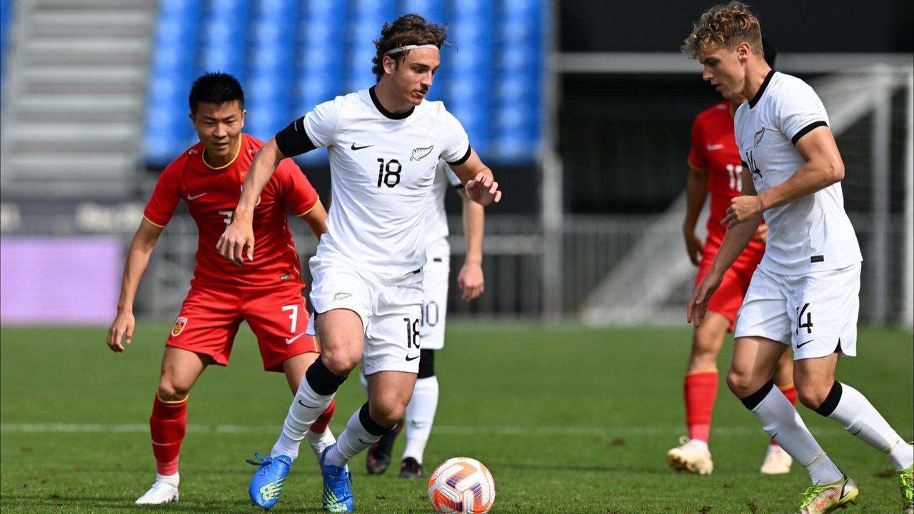 国足u2402新西兰大打小输球场面难看惧怕对抗没激情