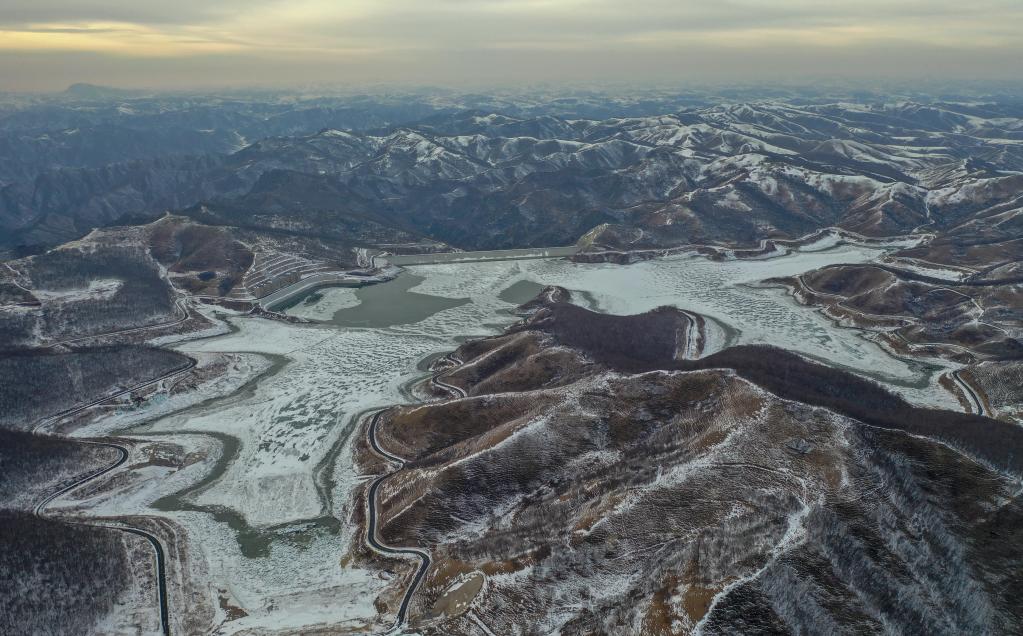 2月21日拍攝的國網新源河北豐寧抽水蓄能電站上水庫(無人機照片).