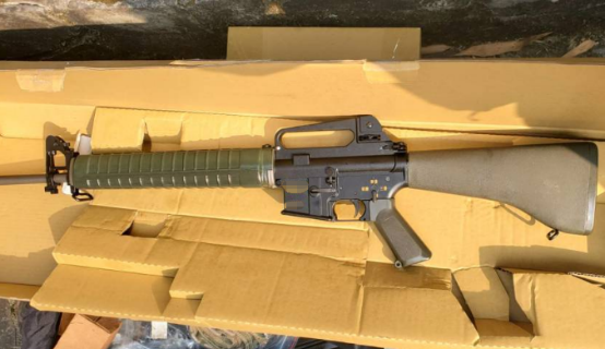 龟山一处民宅逮捕年约60岁的罗姓男子,并起获大批弹药与一把t65k2步枪