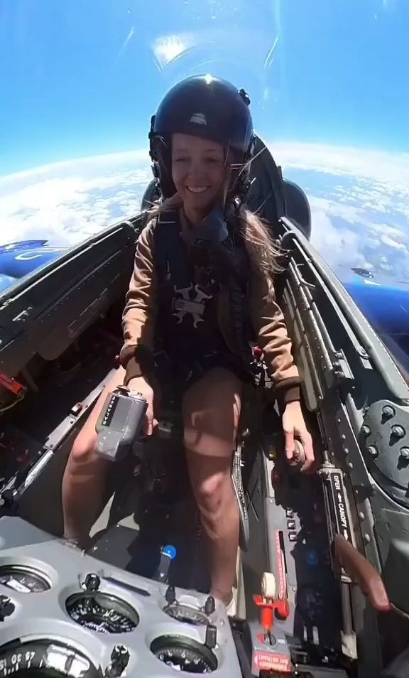 女飞行员驾驶飞机