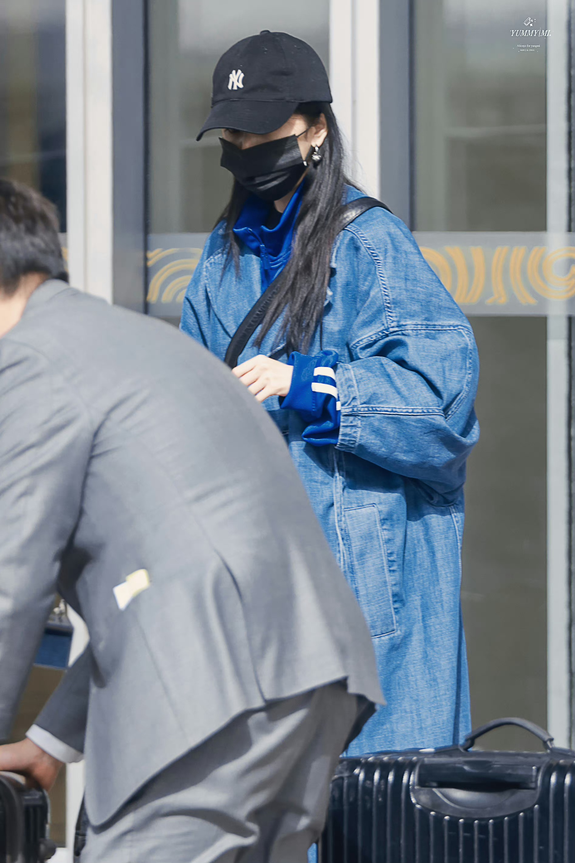 杨幂最新机场饭拍路透 蓝色牛仔大衣 棒球帽,休闲时尚的幂……|棒球帽
