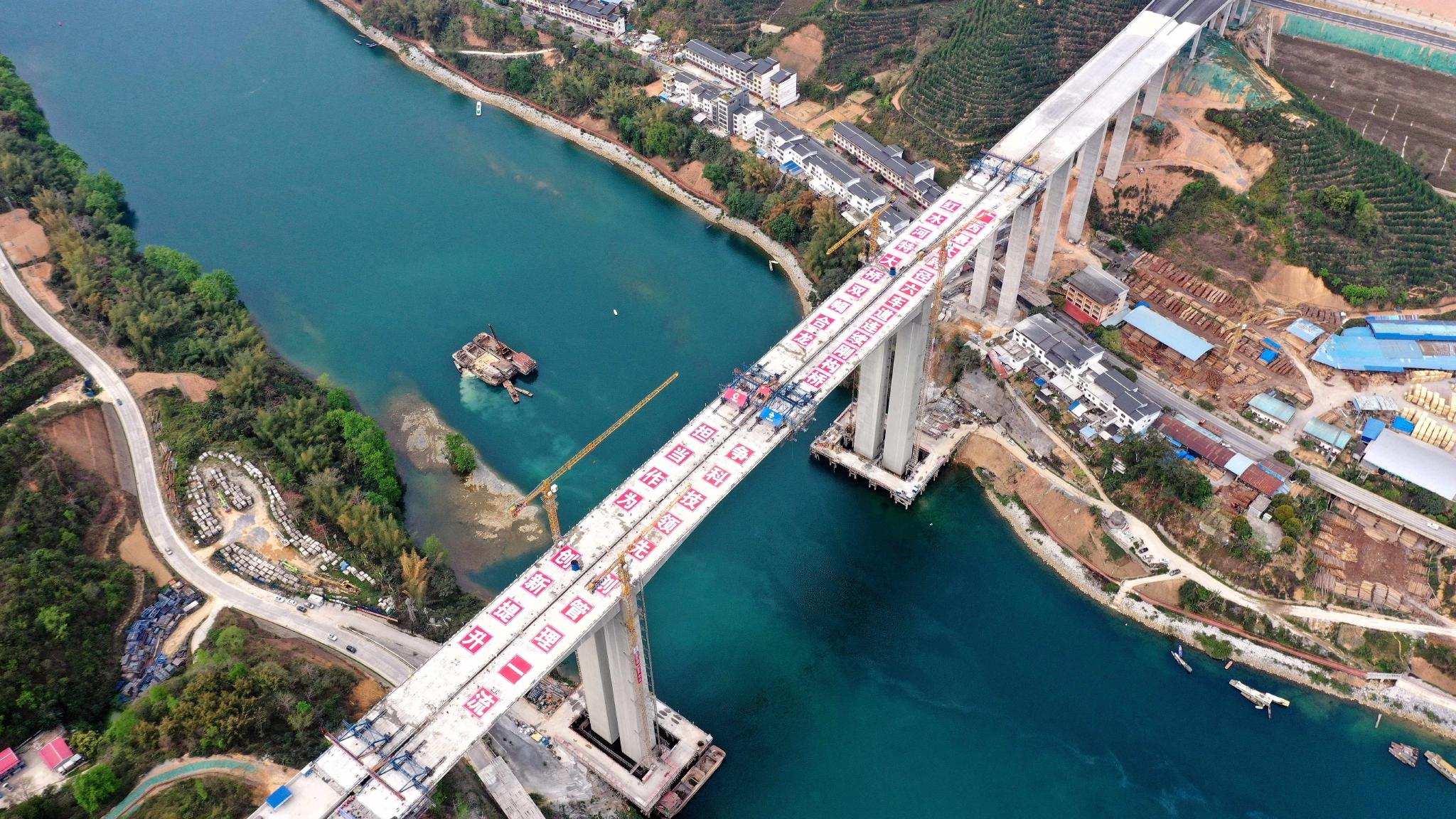 广西最大跨径双向六车道高速公路连续刚构桥双幅合龙|广西|高速公路