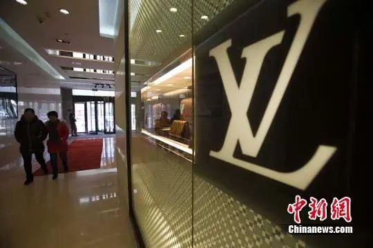 民众从LV门店前经过。 中新社记者 张云 摄