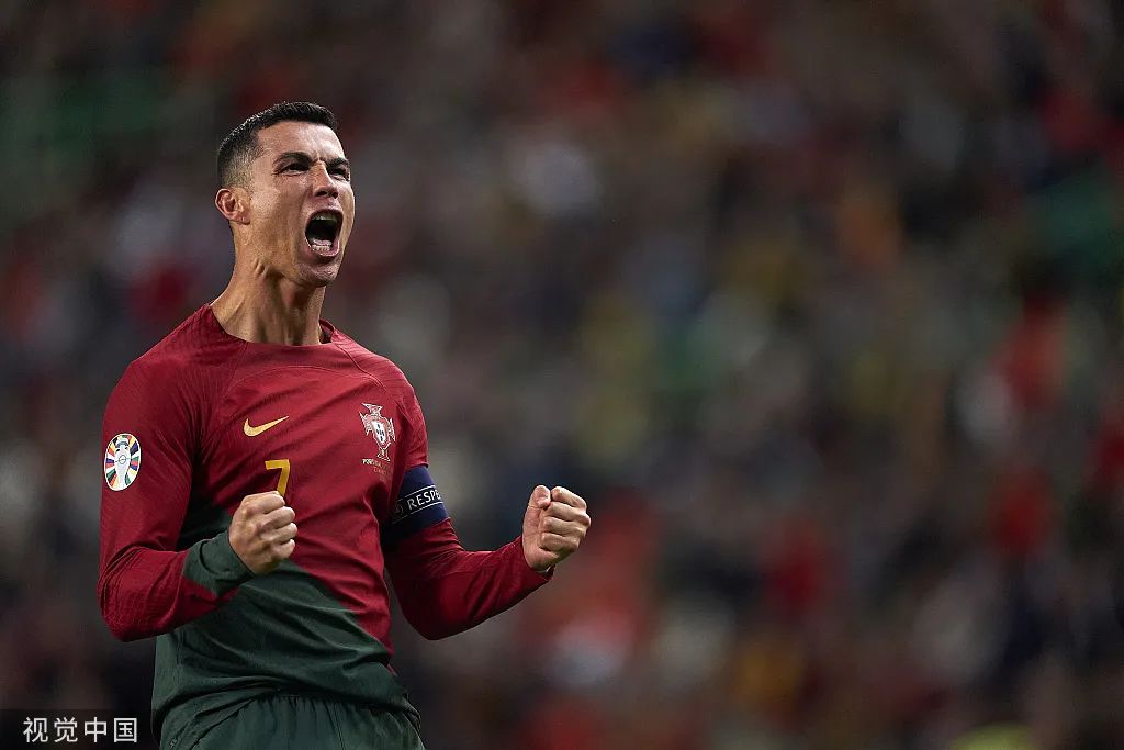 c罗庆祝进球.