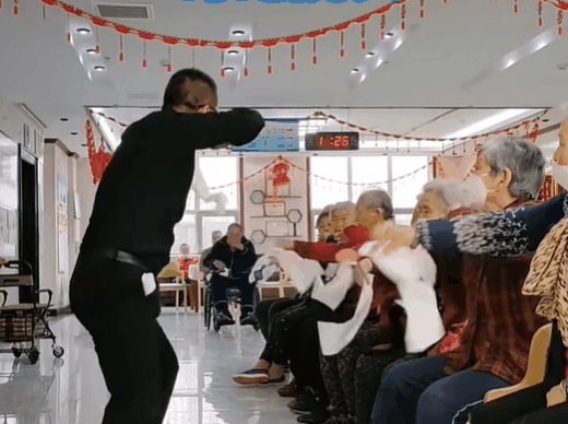 一家快乐养老院的日常：唱跳，演戏，返老还童