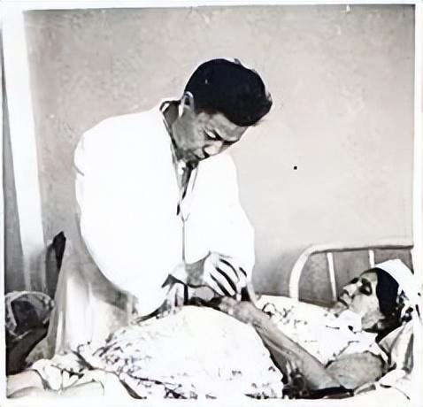 1965年，田从豁在阿尔及利亚医疗队给当地病人针灸治疗，摄于玛斯卡拉医院。