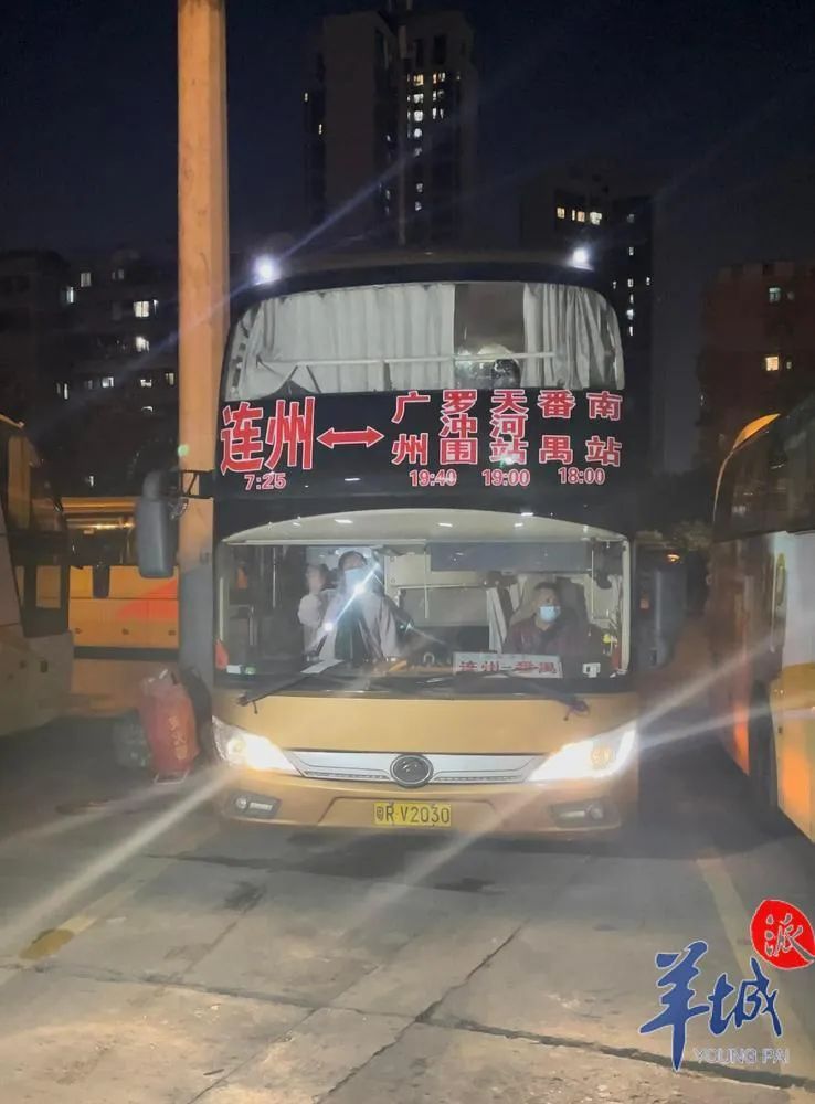 广州市罗冲围客运站2022年12月31日晚发出最后一班车 羊城晚报全媒体记者 严艺文 摄