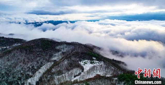 图为清水县春雪浅缀初春的山峦，现雪中云海景观。 张平安 摄