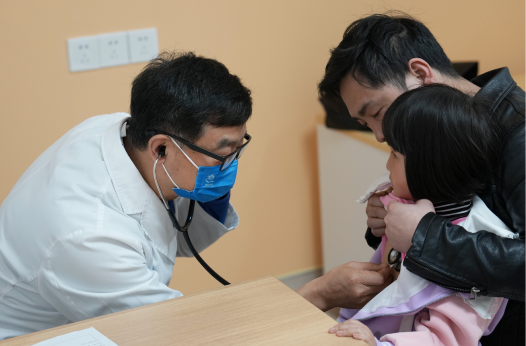 医疗专家为前来筛查的儿童听诊.陶冉 摄