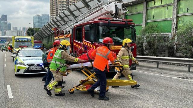 伤者由救护员送院治理。图片来源：香港星岛网刘汉权摄