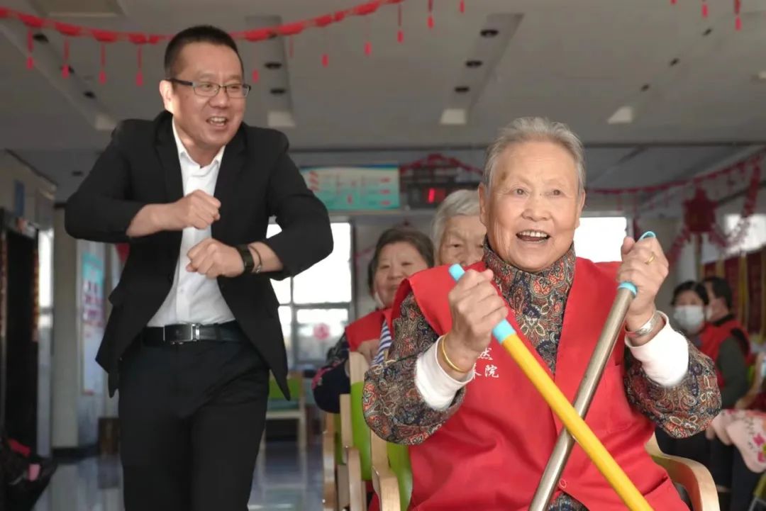 一家快乐养老院的日常：唱跳，演戏，返老还童