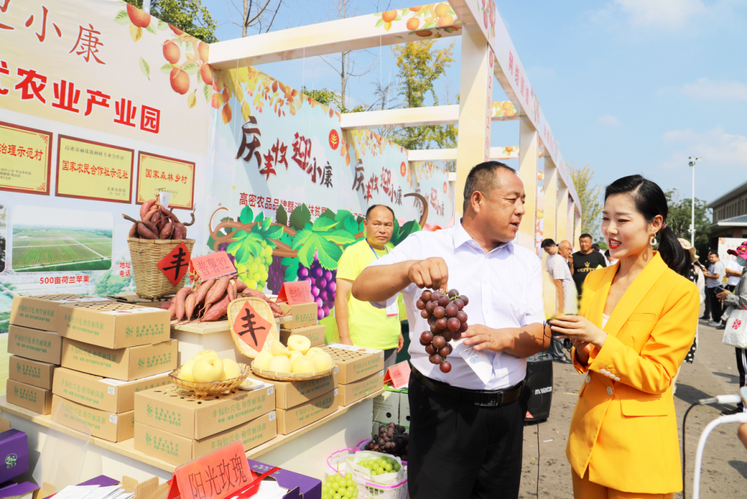 松兴屯村产业合作社参加高密农产品展会。于光平 摄