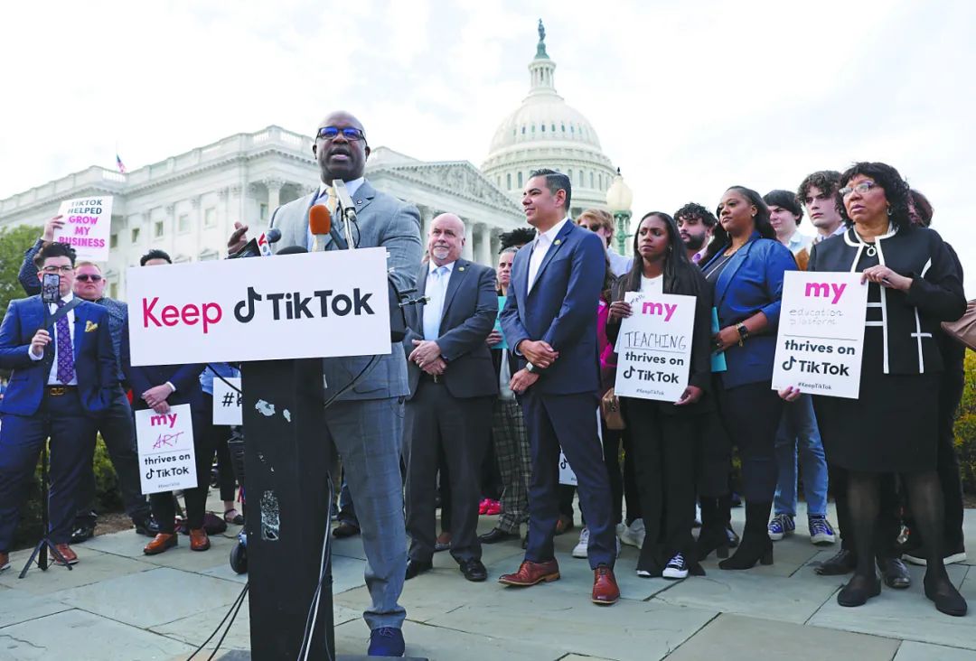 23日，TikTok首席执行官周受资在美国众议院出席听证会。图为22日，美多名众议员及TikTok创作者在国会大厦前集会，力挺TikTok。图源：外媒