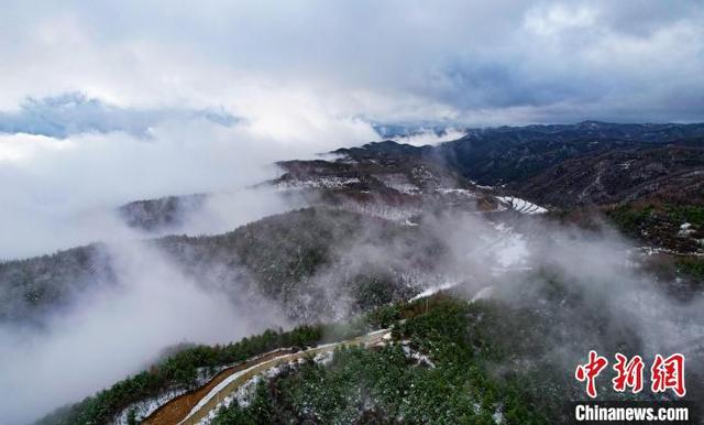 图为清水县春雪浅缀初春的山峦，云海随着山势潜入舒卷，时而汇聚成海，时而化为云烟。 王永强 摄