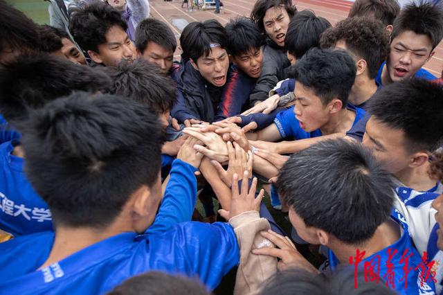 3月23日，四川成都，四川省第三届“贡嘎杯”青少年体育联赛，成都信息工程大学队在赛前为自己呐喊加油。汪龙华/摄