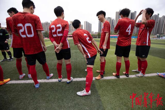3月23日，四川成都，四川省第三届“贡嘎杯”青少年体育联赛，球员上场前情绪轻松，期待着一场愉悦的比赛。汪龙华/摄