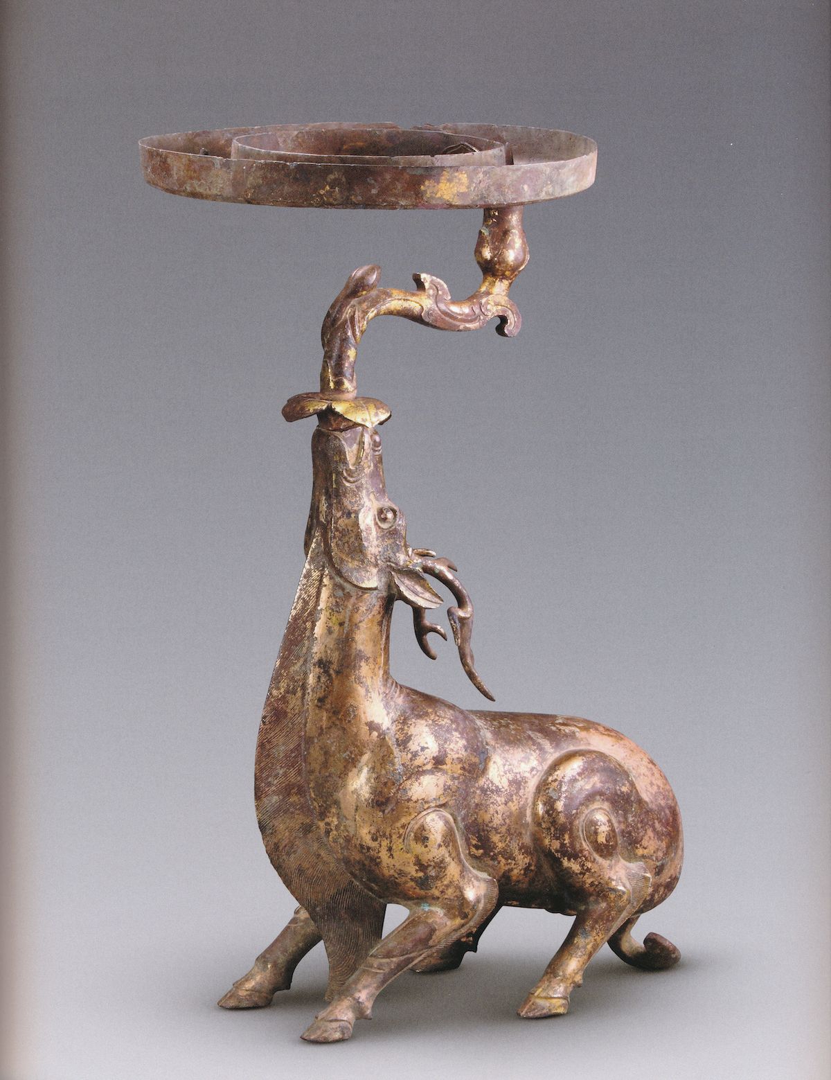 1982年陕西凤翔县出土的羊灯是汉代常见的一种羊灯类型,类似的羊灯在