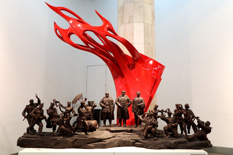 现场展出的雕塑:解放区的天-秧歌 (蔺宝钢 作品)