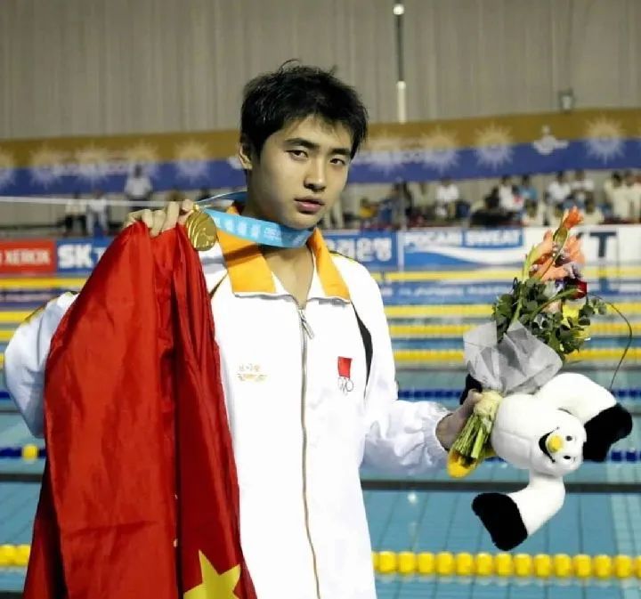 吴鹏在2002年釜山亚运会颁奖仪式上。