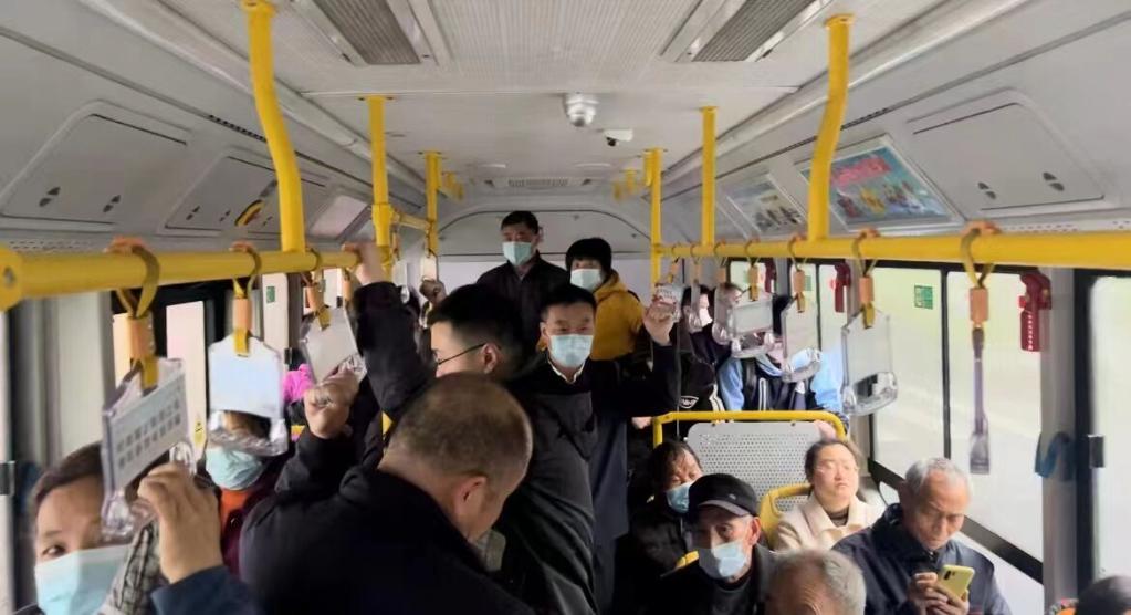 图为103路公交车内景.(余家希 摄)