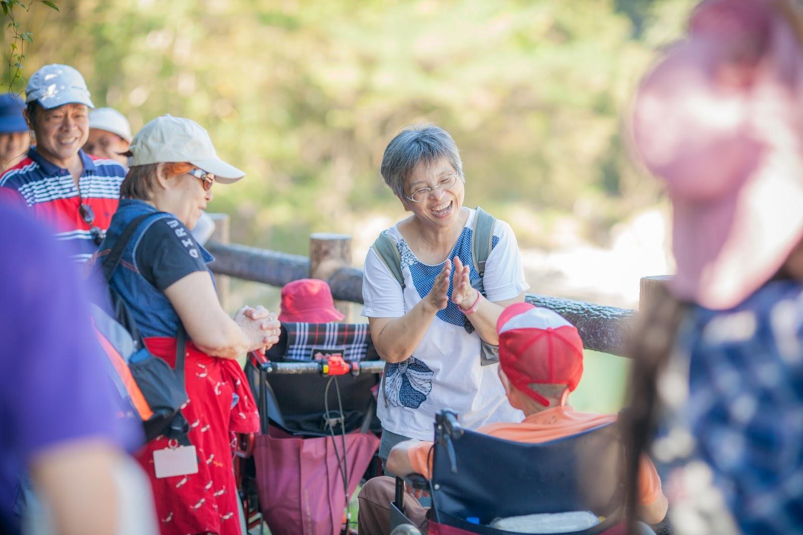 据了解,"银发旅游"是指60岁以上的老年旅游者.