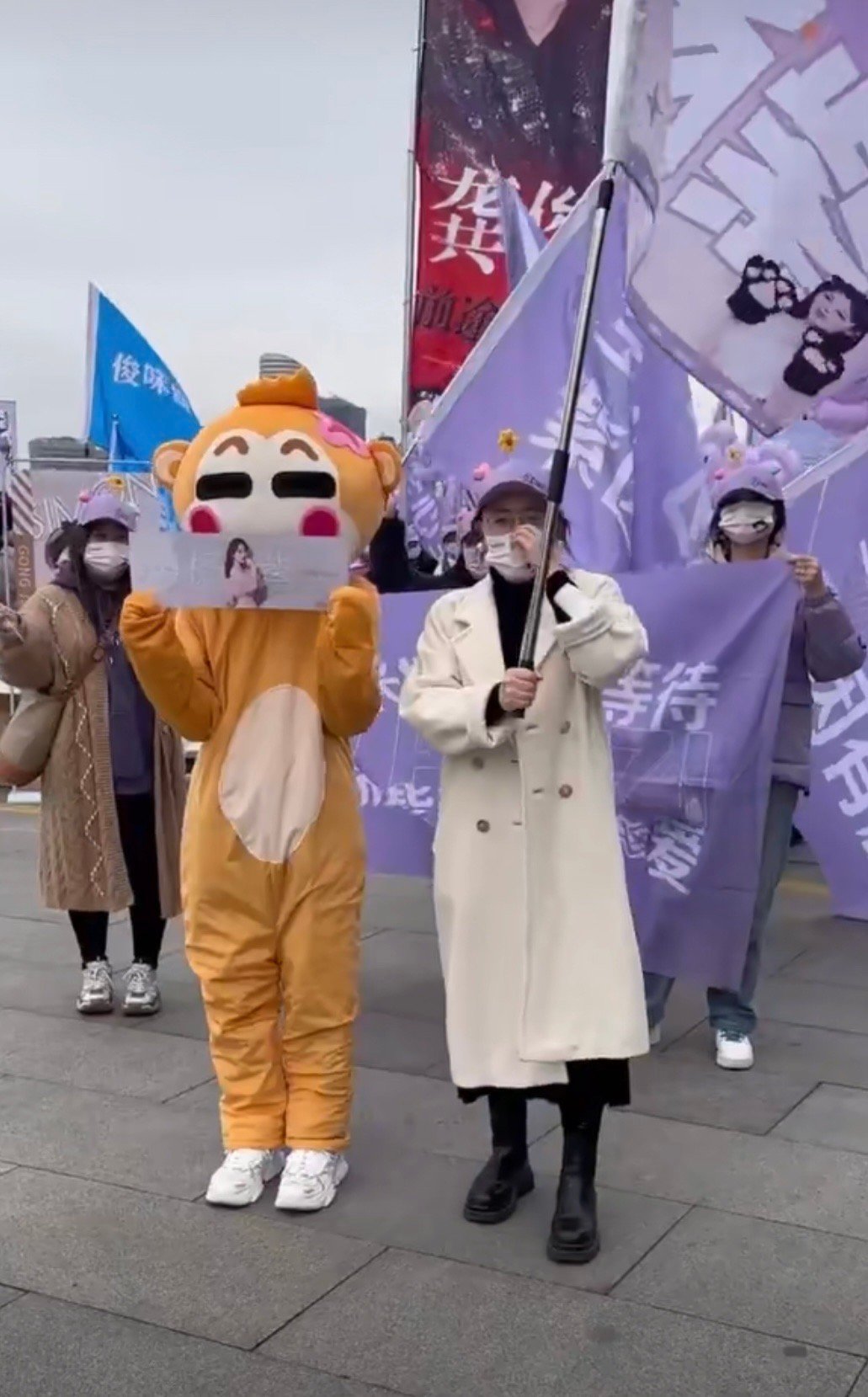 杨紫粉丝和王鹤棣粉丝今天穿了同款玩偶服应援