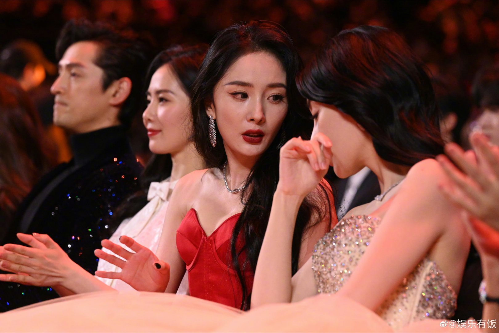 杨幂和ab在交流什么|杨幂|交流_新浪新闻