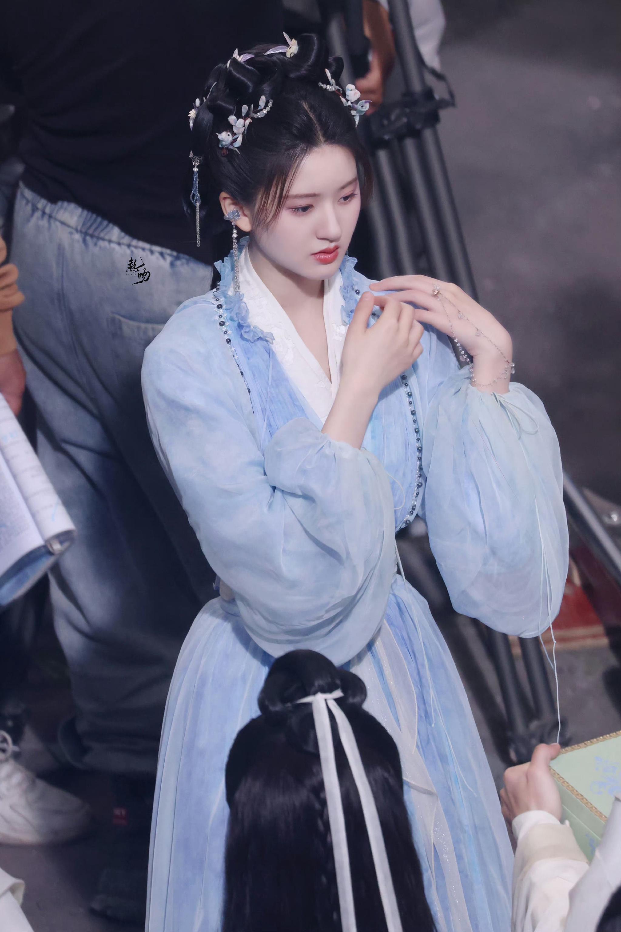 赵露思《神隐》蓝裙造型~ 漂亮可爱的阿音好治愈|赵露思|神隐_新浪