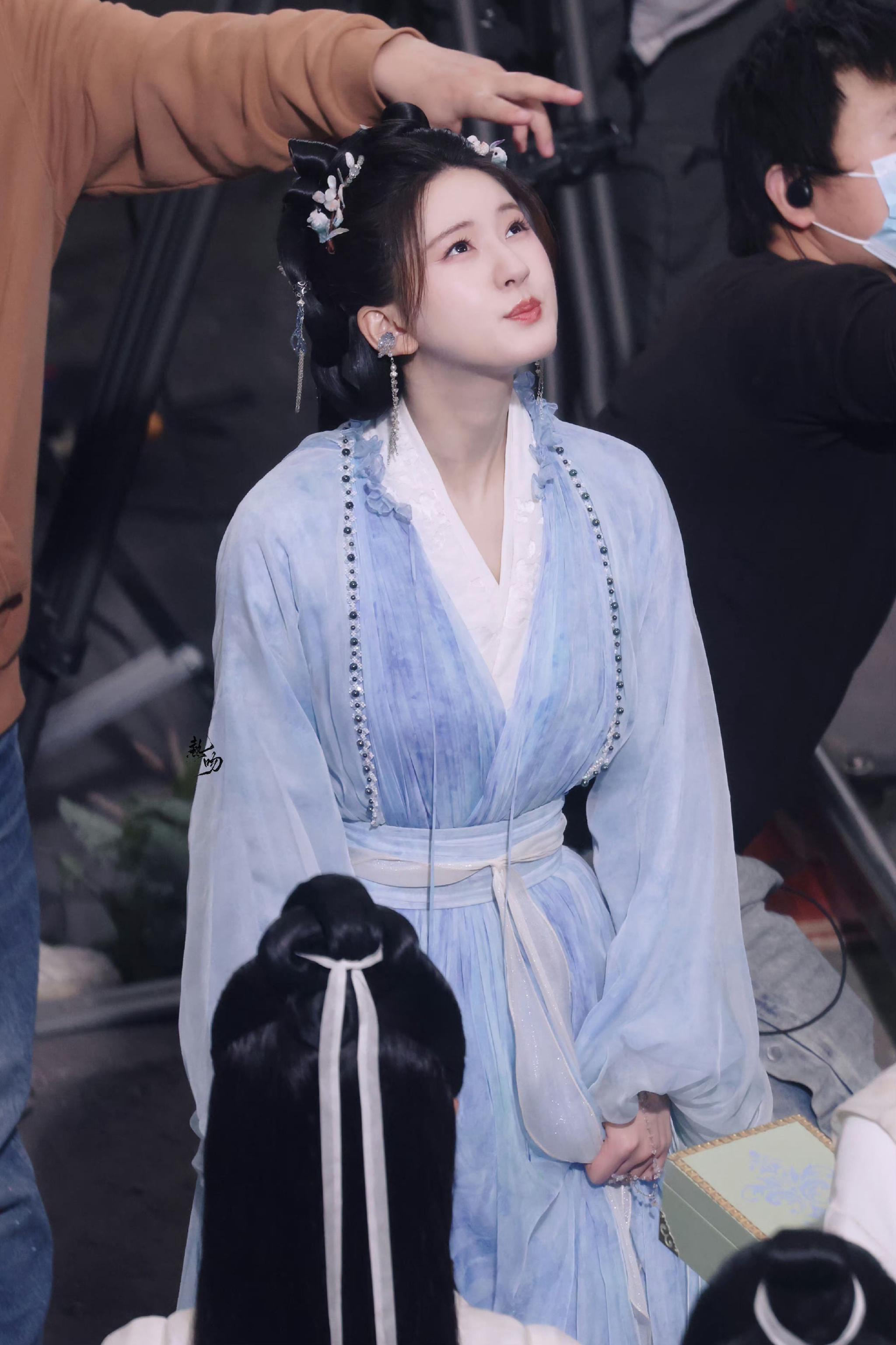 赵露思《神隐》蓝裙造型~ 漂亮可爱的阿音好治愈|赵露思|神隐_新浪