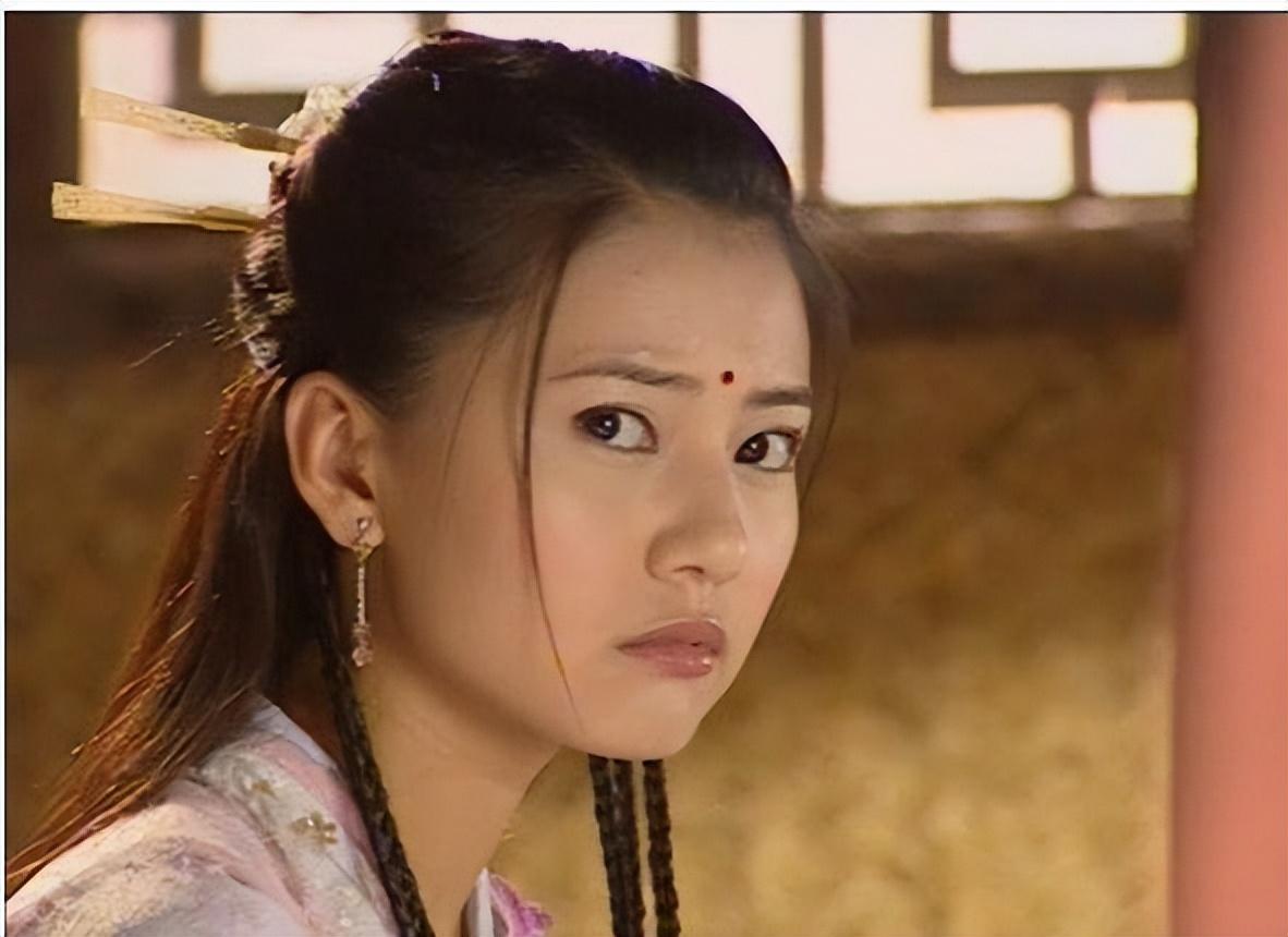 在《倚天屠龙记》后传中,张无忌与赵敏在冰火岛上活得好好的,而周芷若