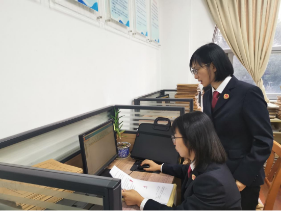 检察官前往银行调取相关证据