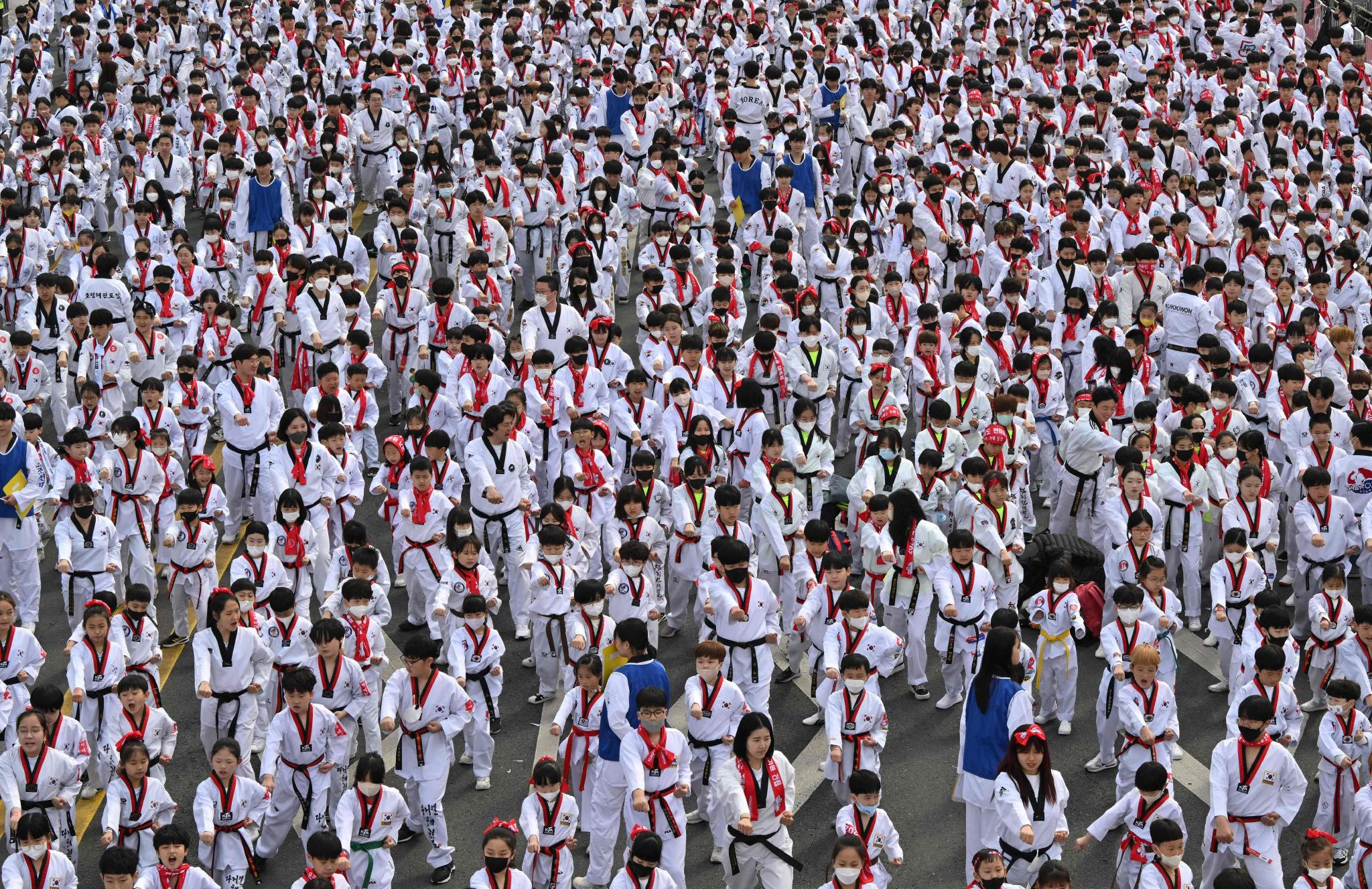 韩国首尔:万人跆拳道表演|光化门广场|跆拳道|韩国_新浪新闻