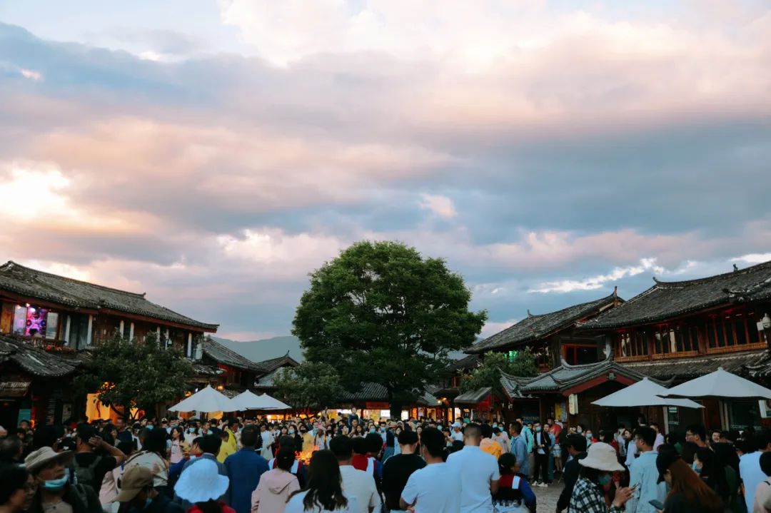 大研古城，人满为患。/图虫创意