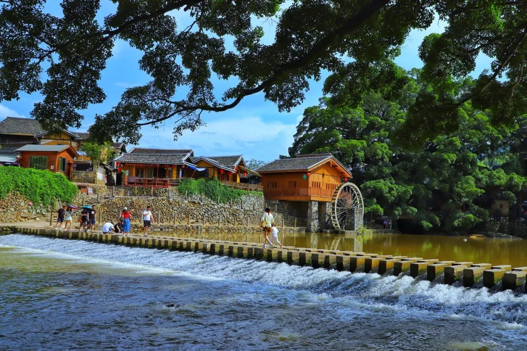 拥有自己独特韵味的古镇，其实更受人们的欢迎。/图虫创意