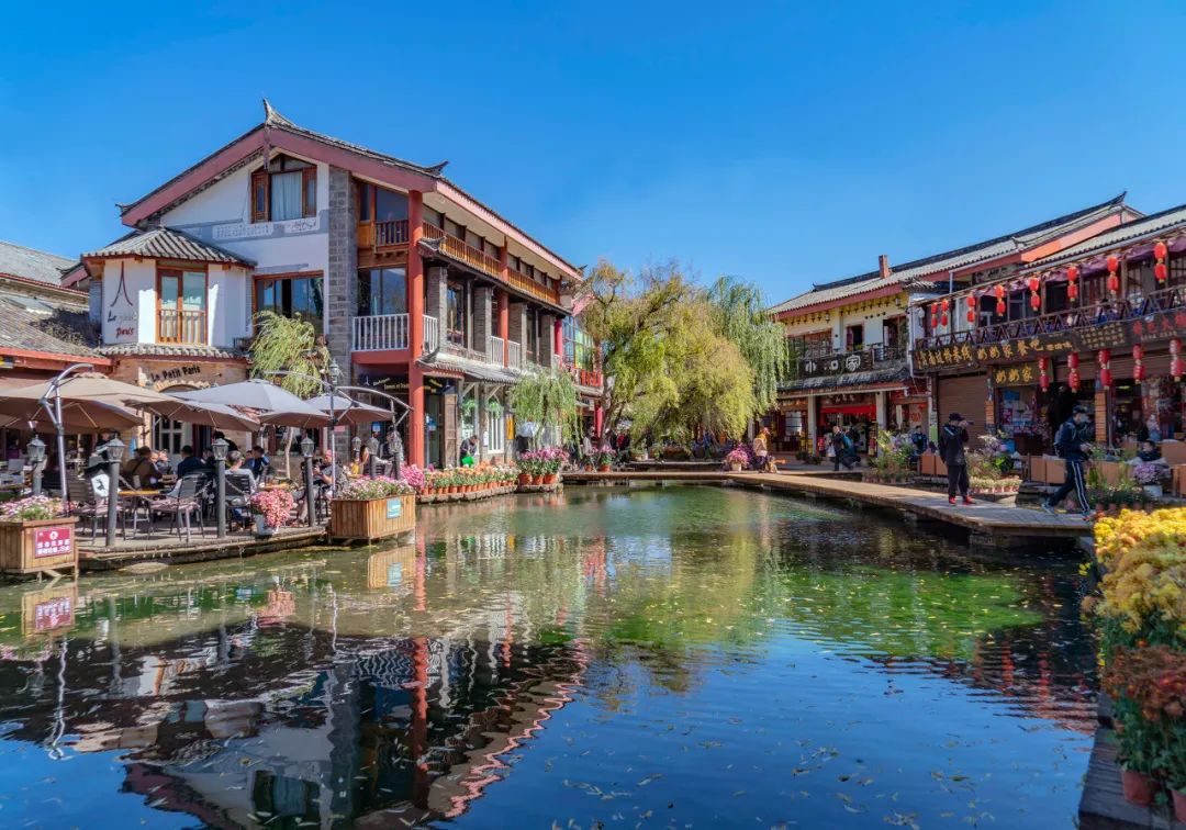 束河古镇中，沿河建筑几乎都为商店。/图虫创意
