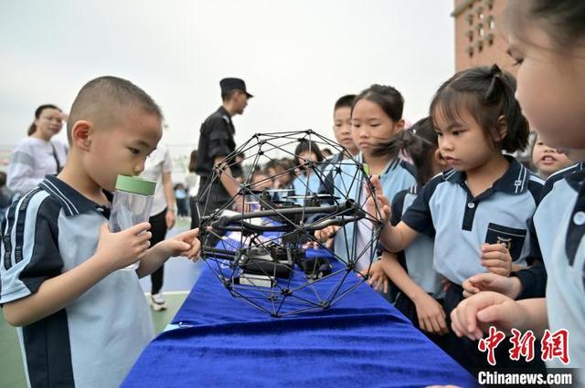 防碰撞安检无人机吸引学生关注。 俞靖 摄 