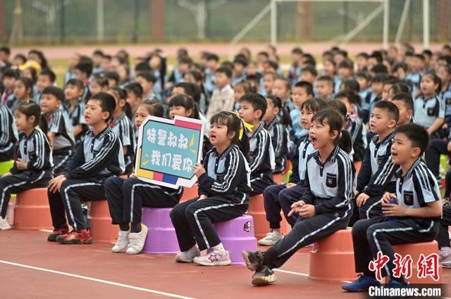 学生们为特警队员喝彩。 俞靖 摄 