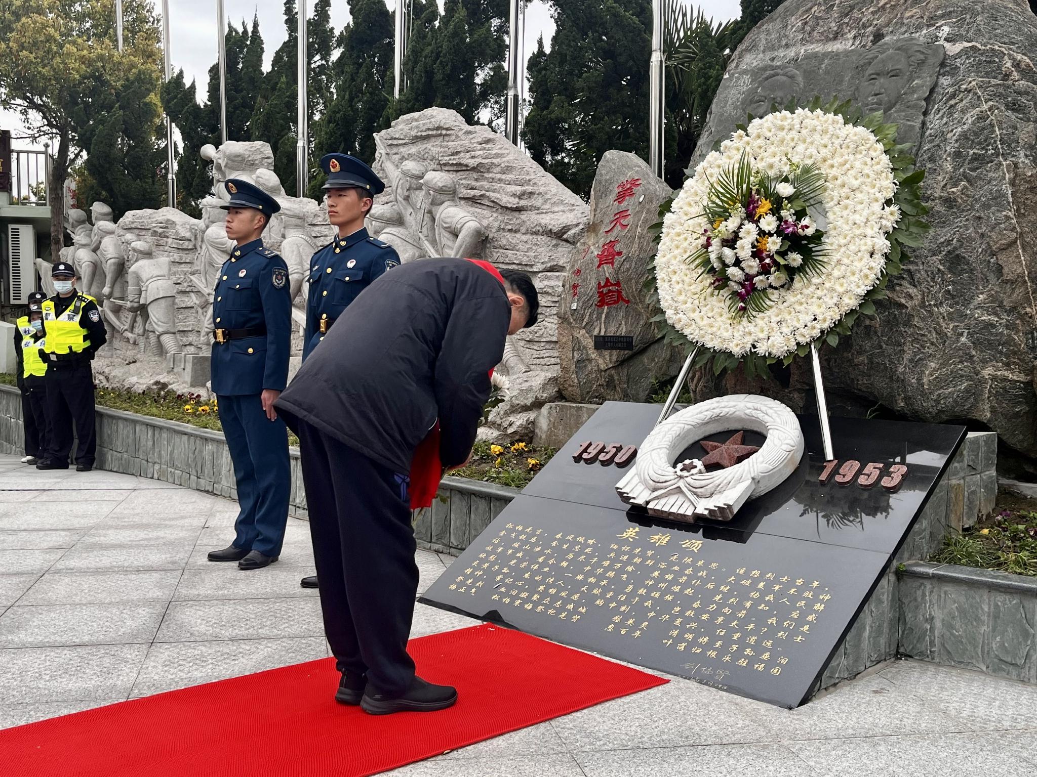 参加公祭典礼的人员向纪念碑行鞠躬礼,敬献鲜花.