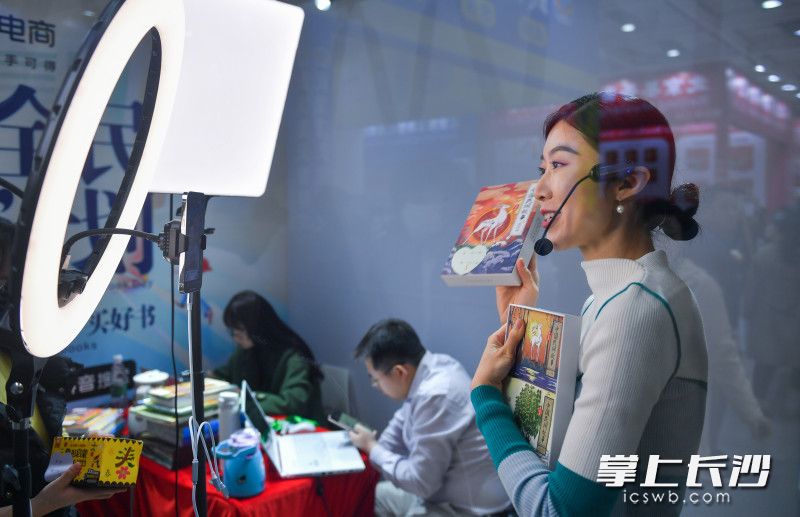 春天里，赴一场和图书的约会！第三十届长沙图书交易会开幕休闲区蓝鸢梦想 - Www.slyday.coM