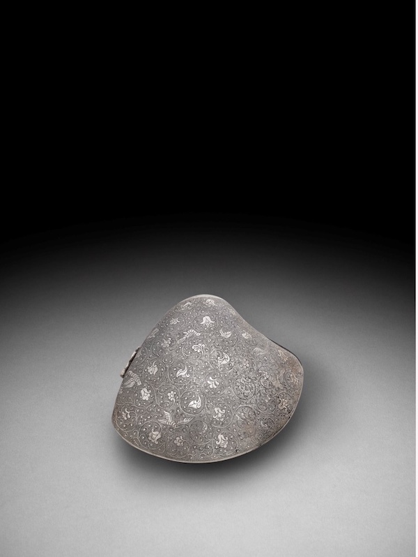 唐銀鏨珍珠地纏枝卷草花鳥紋貝殼形盒