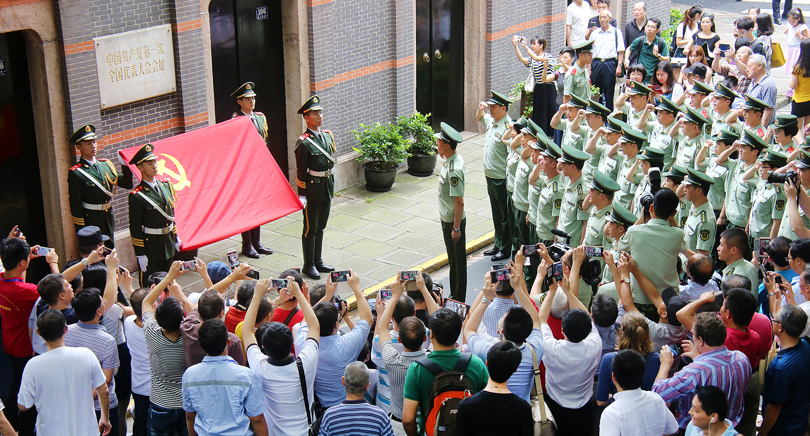 武警新党员举行入党宣誓,场面吸引了众人.张锁庆 摄