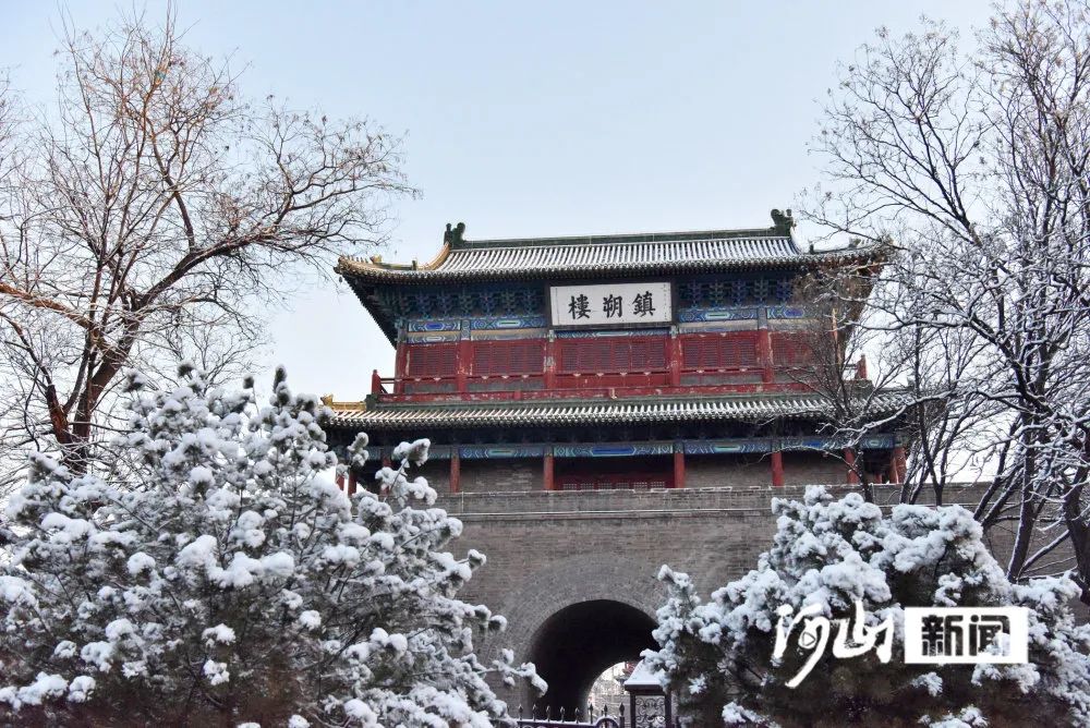 3月25日,雪后初霁的张家口市宣化古城镇朔楼和西城墙下景色.