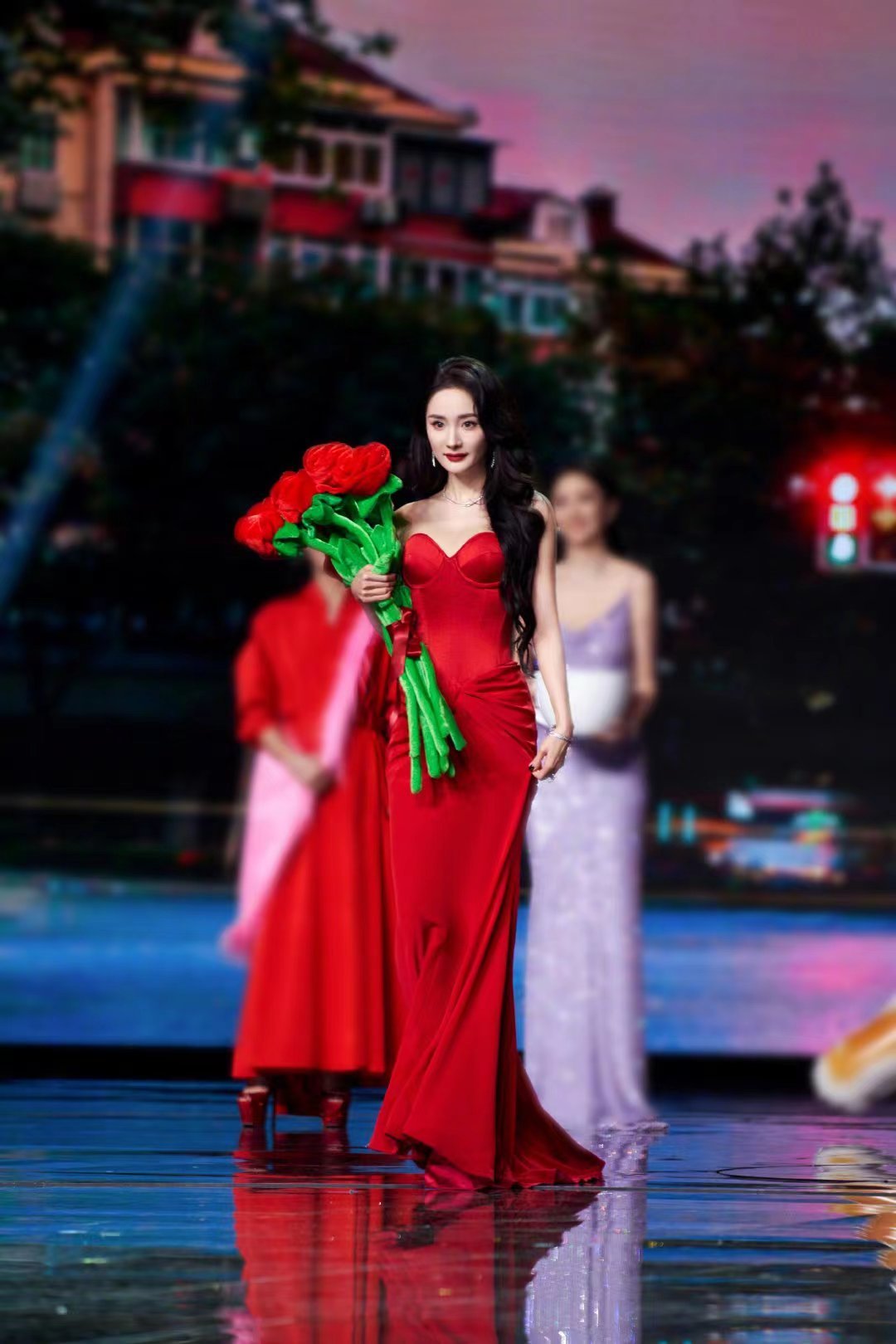 杨幂昨晚盛典造型美的很突出哇，红裙衬的姐姐气色真的超级好……|红裙|杨幂|气色_新浪新闻