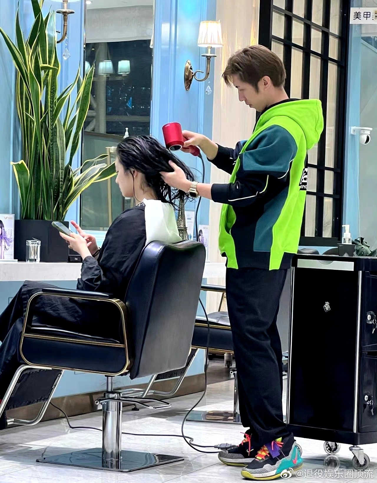 网友理发店偶遇黄多多在吹头发|黄多多_新浪新闻