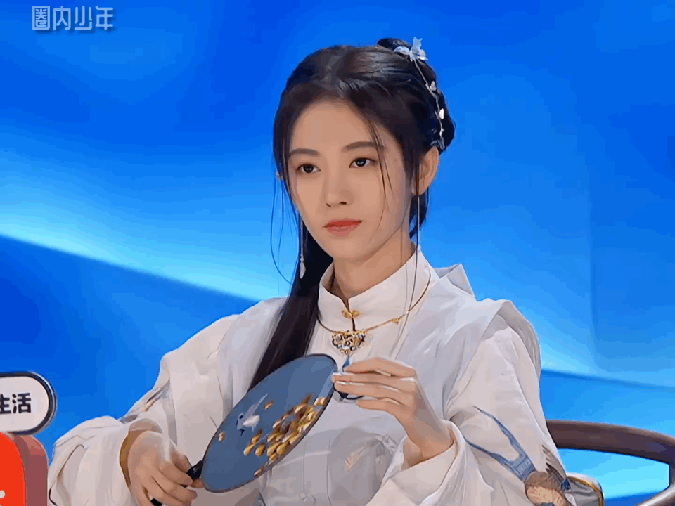 鞠婧祎古风造型好美,转扇子的小鞠气质优雅大方,美翻了!
