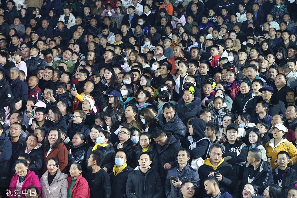 现场观赛村ba的观众们.