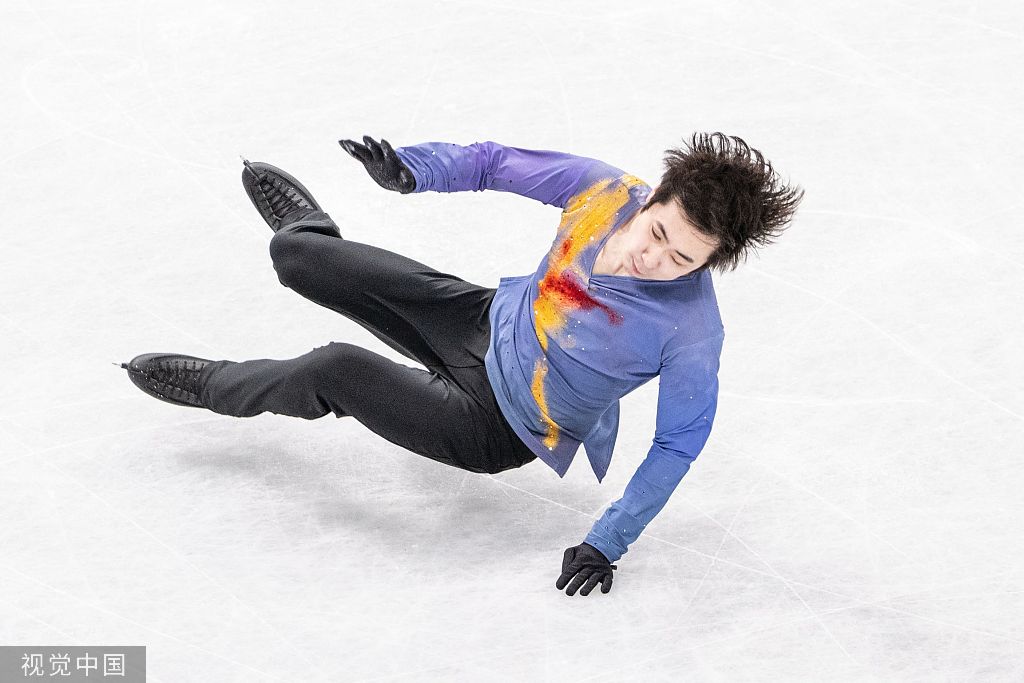 金博洋摔倒在冰面上.